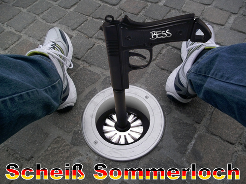 Cartoon: Sommerloch (medium) by besscartoon tagged sommer,sommerloch,klobürste,wc,pistole,bess,besscartoon