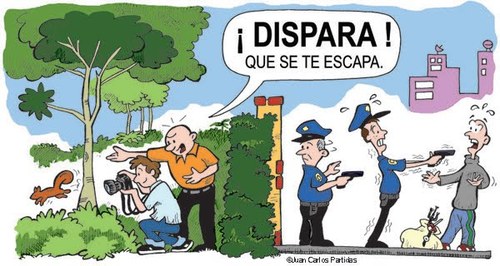 Cartoon: Shoot. He is going to escape. (medium) by Juan Carlos Partidas tagged thief,ladron,policia,police,fotografo,photographer