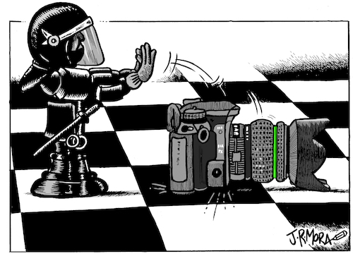 Cartoon: Ajedrez Policia (medium) by jrmora tagged libertad,expresion,periodismo,represion