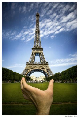 Cartoon: Let Me Feel Your Cosmos (medium) by BenHeine tagged paris,eiffel,tower,ben,heine,france,hold,tenir,porter,bring,me,to,your,heart,spiritual,connection,monument,capital,ciel,cosmos,correspondances,main,doigts,fingers,afar,terrain,ground,green,search,carry,heavy,fer,fly,nowhere,peter,quinn