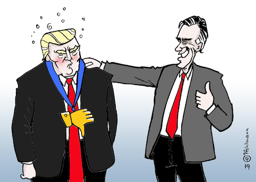 Cartoon: Lob für Trump (medium) by Pfohlmann tagged karikatur,cartoon,color,farbe,2019,usa,trump,romney,republikaner,kritik,lob,daumen,charakter,präsident,ungeeignet,präsidentschaftskandidat,vorbild,bürger,medaille,auszeichnung,karikatur,cartoon,color,farbe,2019,usa,trump,romney,republikaner,kritik,lob,daumen,charakter,präsident,ungeeignet,präsidentschaftskandidat,vorbild,bürger,medaille,auszeichnung